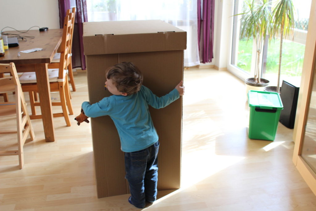 Wir bauen ein Kartonhaus - Kinderhaus Spielhaus