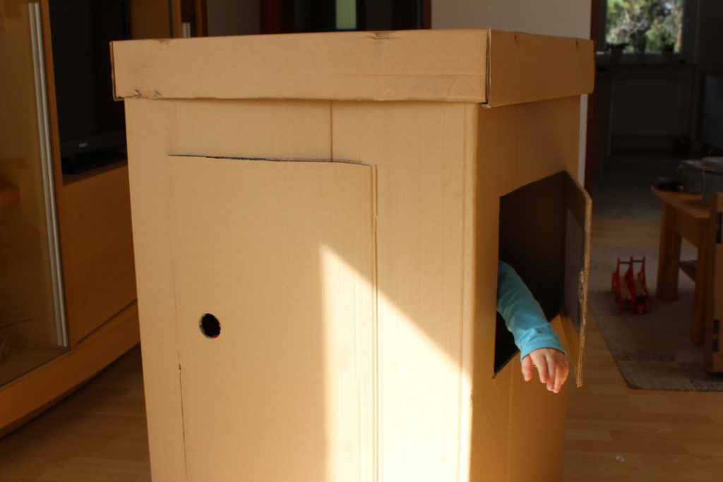 Wir bauen ein Kartonhaus - Kinderhaus