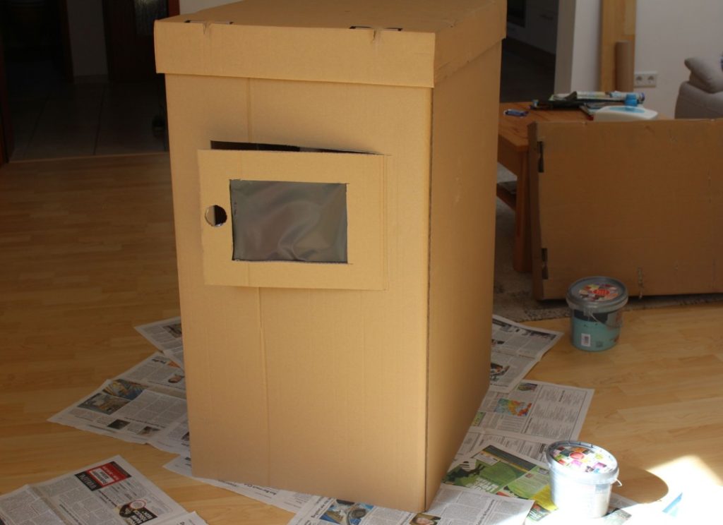 Wir bauen ein Kartonhaus - Kinderhaus (4)
