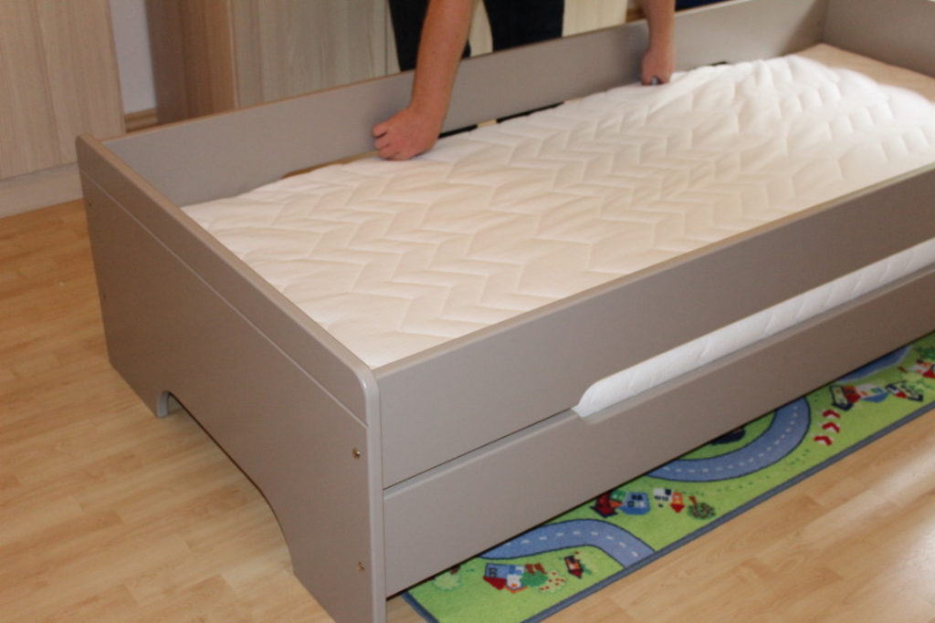 Kinderzimmer-Jugendbett-neue-Matratze