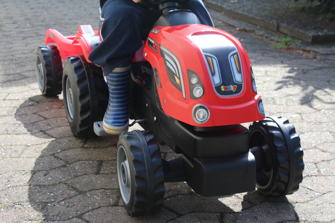 Ein Stadtkind fährt Traktor - Mama geht online