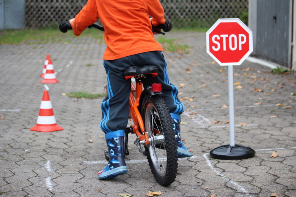 Junior übt für den Straßenverkehr mit der Traffic School